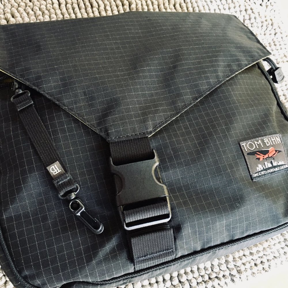 Tom Bihn Maker's Bag: 400d Halcyon black ext/wasabi int, with shoulder strap